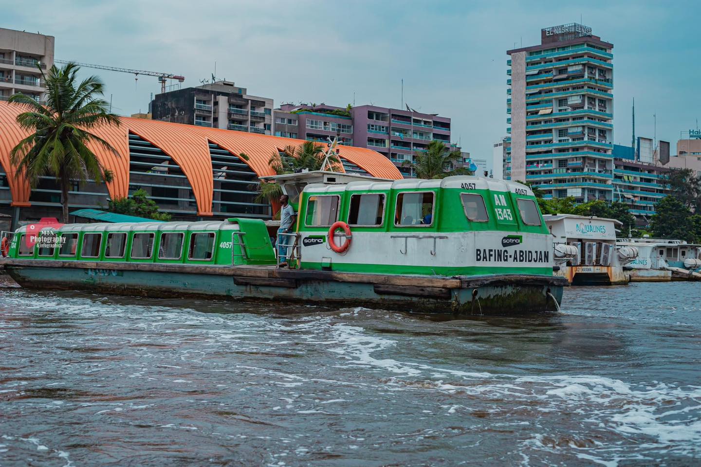 Bateau-bus SOTRA sur la lagune d'Abidjan